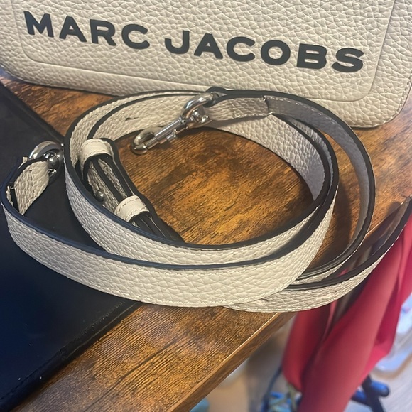 NEW light gray MARC JACOBS lunchbox bag with detachable crossbody strap - Picture 6 of 11